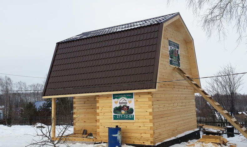 Дачный дом из бруса 6х6 м с ломаной крышей